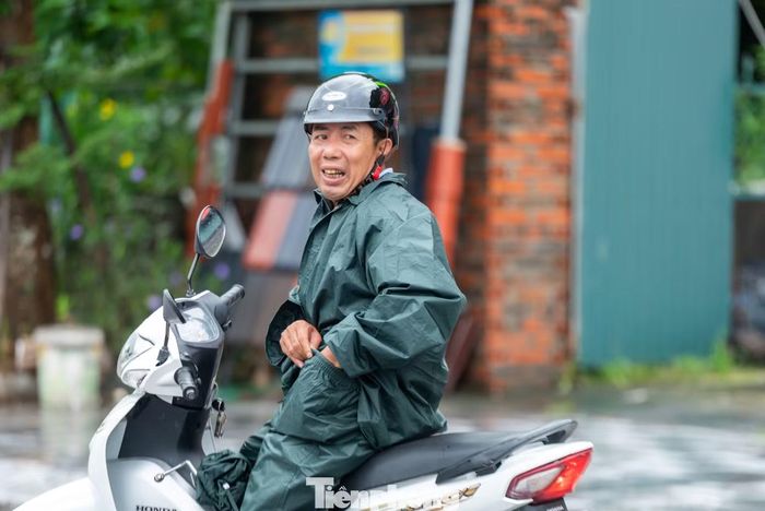 Ông Nguyễn Quang Huy cho biết nhà ông ngay bên kia dốc Đèo Bụt nhưng lại sang bên phường Hà Tu để đi làm. "Bình thường tôi qua con dốc là tới nơi nhưng do mưa ngập không đi được nên tôi phải đi đường vòng xa hơn. Tôi mong trời bớt mưa, nước rút để đi làm thuận tiện hơn", ông Huy chia sẻ.