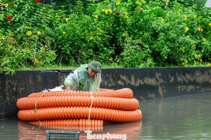 Người đàn ông làm công việc trông coi nghĩa trang công viên cho biết khu vực này bắt đầu ngập từ 12h trưa 23/8. Nước khắp nơi đổ dồn về đây nhanh, xe đi qua sóng đánh vào bên trong công viên làm hư hỏng hết đồ đạc, bàn ghế...
