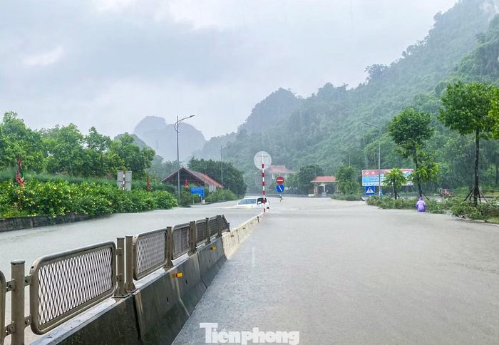 Nhiều ôtô đi qua vùng nước sâu ngập đến phần nắp capo bắt buộc phải quay đầu lại. "Hôm qua có một xe khách cố tình đi qua đây bị chết máy phải gọi cứu hộ đến kéo về, phương tiện xe máy chỉ cần ngập ống xả là chết máy phải dắt lên vỉa hè để sửa chữa", người dân sống gần khu vực Đèo Bụt chia sẻ.