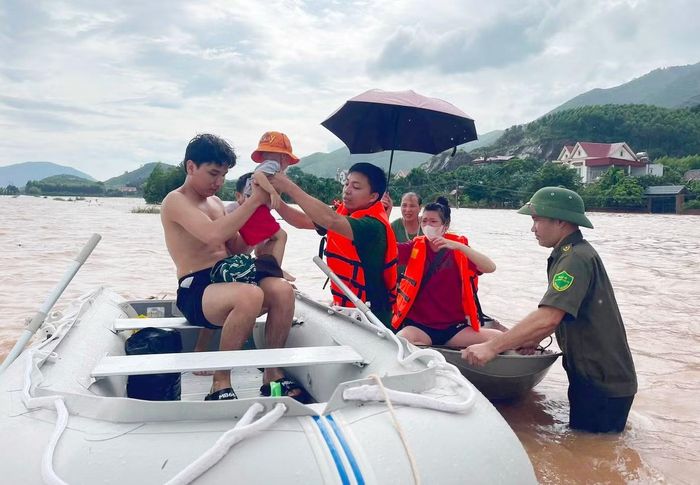 Công an xã Bắc Lũng kịp thời hỗ trợ gia đình đưa cháu bé 2 tuổi bị sốt cao đi cấp cứu.