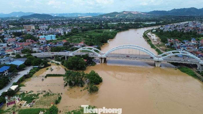 Tương tự, trên địa bàn phường Phan Đình Phùng (tỉnh Thái Nguyên) cũng có một số khu vực ven sông bị ngập úng, như khu Túc Duyên, khu cầu sắt chung cư Tiến Bộ.