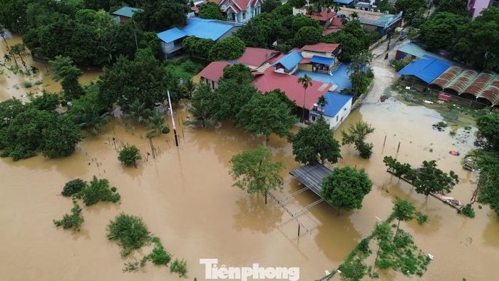 Theo báo cáo của Chi cục Thủy lợi và Phòng, chống thiên tai tỉnh Thái Nguyên, tính đến tối 23/8, thiên tai đã làm 36 ngôi nhà bị ảnh hưởng, trong đó 22 hộ dân phải sơ tán. Mưa lớn cũng làm ảnh hưởng nghiêm trọng đến hạ tầng giao thông các địa phương. Trong đó, nhiều tuyến đường xảy ra sạt lở với khối lượng đất đá ước khoảng 1.860 m3.