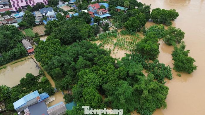 Theo ông Trần Chí Dũng, đến nay trên địa bàn phường chưa có trường hợp nào phải đi sơ tán, hầu hết bà con đều tự di chuyển đồ đạc tới khu vực cao hơn. Chính quyền địa phương đã rà soát, tổ chức phân luồng giao thông, lắp đặt rào chắn, cắm biển cảnh báo tại các tuyến đường bị ngập và khu vực ngập úng để hướng dẫn, kiểm soát người và phương tiện qua lại.