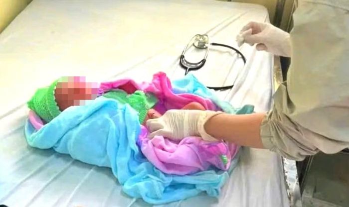 Trạm Y tế phường vệ sinh, xử lý dây rốn, kiểm tra sức khỏe cho bé.