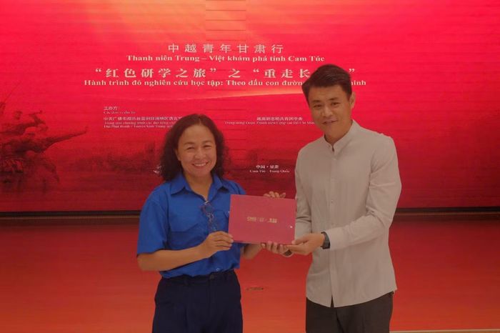 Trưởng đoàn thanh niên hai nước, đồng chí Ngụy Vi và đồng chí Đỗ Thị Thanh Bình tặng quà lưu niệm và cùng khởi động hành trình. Ảnh: Tuyến Phan