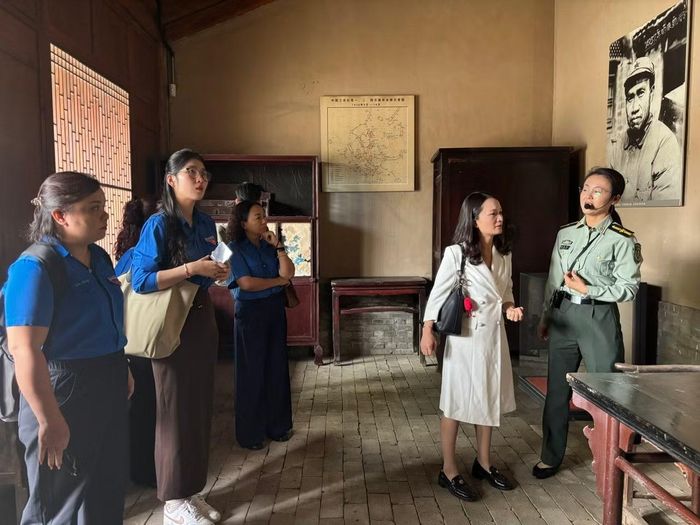 Đoàn đại biểu thanh niên Việt Nam tham quan di tích Hội Ninh, nơi 90 năm trước, ba lực lượng chủ lực của Hồng quân Trung Quốc đã hội quân, tuyên bố cuộc Trường Chinh dài 25.000 dặm của Hồng quân kết thúc thắng lợi.
