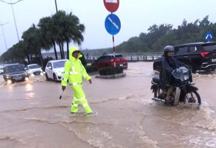 Đội CSGT đường bộ số 2 bố trí lực lượng tại các địa điểm có nguy cơ ngập lụt để điều tiết, phân luồng giao thông.