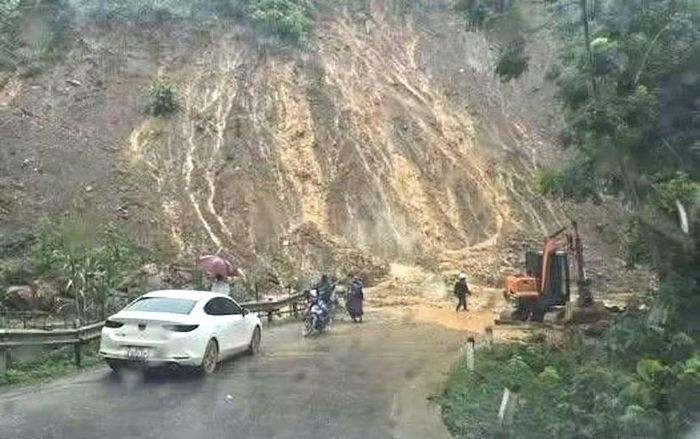 Trên tuyến quốc lộ 16 sạt lở nhiều điểm khiến giao thông bị ách tắc, chia cắt.