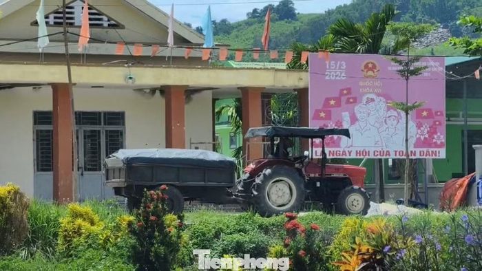 Sau khi thùng đầy cát, phương tiện chạy theo các đường mòn rồi đi vào đường bê tông trong khu dân cư. Ảnh: Nguyễn Ngọc