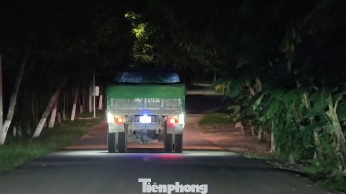 Xe tải khai thác cát trái phép dưới sông Trà Bồng chạy về hướng trung tâm xã Trà Bồng rồi đi vào các tuyến đường nhỏ giữa khu dân cư. Ảnh: Nguyễn Ngọc
