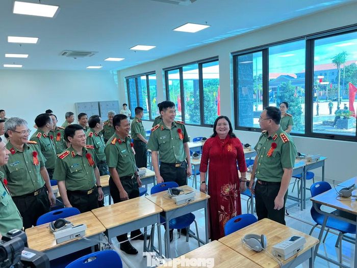 Thượng tướng Phạm Thế Tùng, Thứ trưởng Bộ Công an và bà Hồ Thị Hoàng Yến, Phó Bí thư Thường trực Tỉnh ủy Tây Ninh, tham quan lớp học tại Trường Văn hóa Công an nhân dân IV ở Tây Ninh. Ảnh: Nguyễn Tiến
