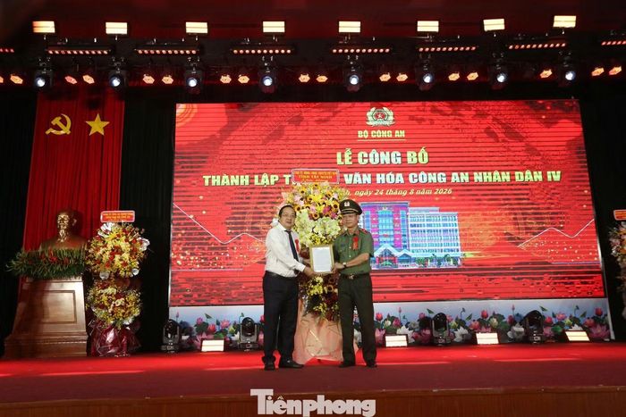 Ông Nguyễn Minh Lâm, Phó Chủ tịch UBND tỉnh Tây Ninh, trao quyết định thành lập Trường Tiểu học, THCS và THPT Nội trú Văn hóa Công an nhân dân IV cho Thiếu tướng Vũ Như Hà, Giám đốc Công an tỉnh Tây Ninh. Ảnh: Nguyễn Tiến