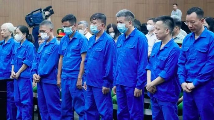 Các bị cáo Nguyễn Bá Hoan và Tống Hải Nam (đứng giữa).