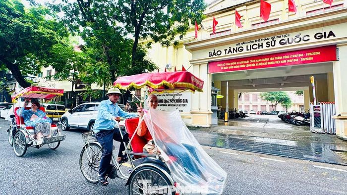 Bảo tàng Lịch sử Quốc gia được thành lập năm 2011 trên cơ sở sáp nhập hai đơn vị tiền thân là Bảo tàng Lịch sử Việt Nam (thành lập năm 1958) và Bảo tàng Cách mạng Việt Nam (thành lập năm 1959). Cơ sở chính tại số 1 Tràng Tiền chính là Bảo tàng Louis Finot xây dựng từ thời Pháp thuộc năm 1926, hoạt động vào năm 1932. Bảo tàng Lịch sử quốc gia đang lưu giữ và bảo quản khoảng 200.000 hiện vật, tư liệu lịch sử văn hóa Việt Nam.