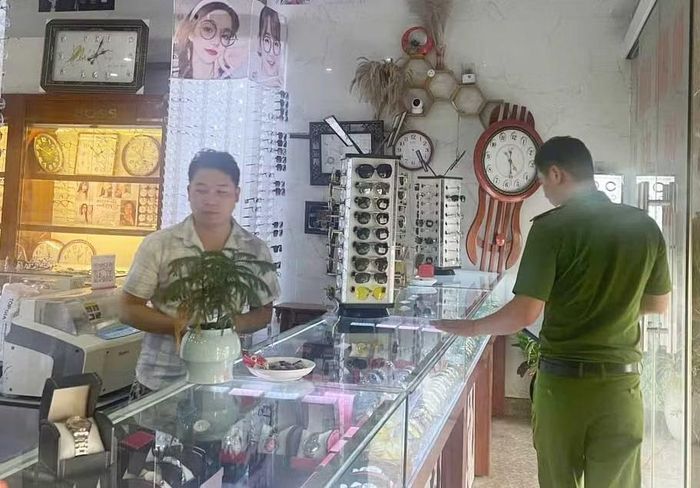 Công an tỉnh Phú Thọ kiểm tra cơ sở kinh doanh đồng hồ của Nguyễn An Bình.
