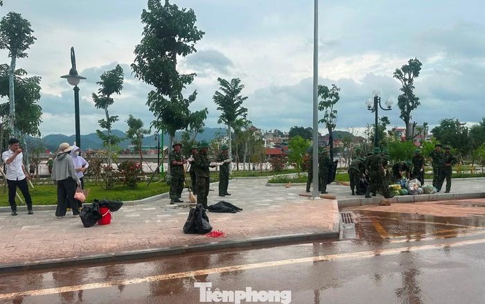 Trong chiều 24/8, tại nhiều khu vực, tuyến đường ven sông Kỳ Cùng từng bị ngập đã được bộ đội và người dân trong khu vực dọn vệ sinh.
