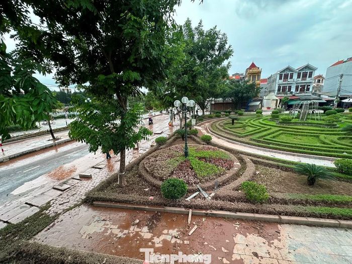 Khu vực khuôn viên ven sông phía phố Nguyễn Trường Tộ cũng bị nước ngập một phần.