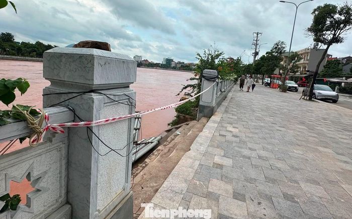 Do nước sông Kỳ Cùng vẫn mấp mé bờ, cơ quan chức năng giăng dây tại các lối xuống và cảnh báo người dân không lại gần bờ sông.