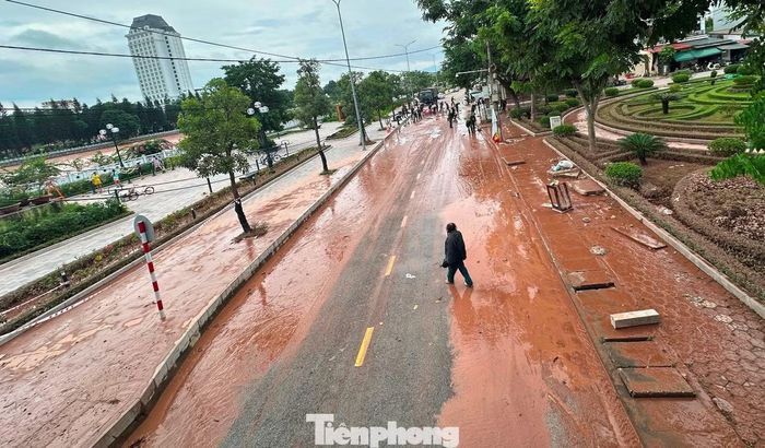 Tại tuyến phố Nguyễn Du, ngày hôm qua nước lũ ngập trắng, nay rút đi để lại nhiều bùn đất.