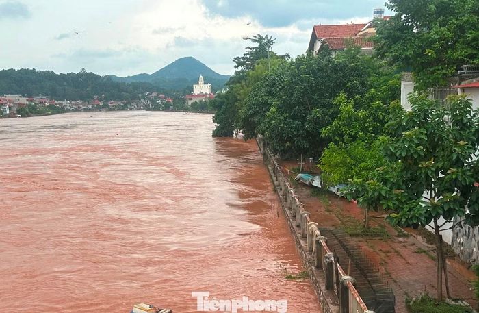 Đoạn sông qua khu vực phố Muối hôm qua nước ngập bờ, chiều nay nước đã rút.