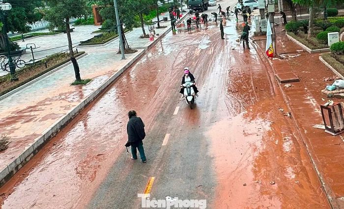 Đường phố bị lớp bùn đất bao phủ, gây trơn trượt, nguy hiểm với người và phương tiện tham gia giao thông sau khi nước rút.