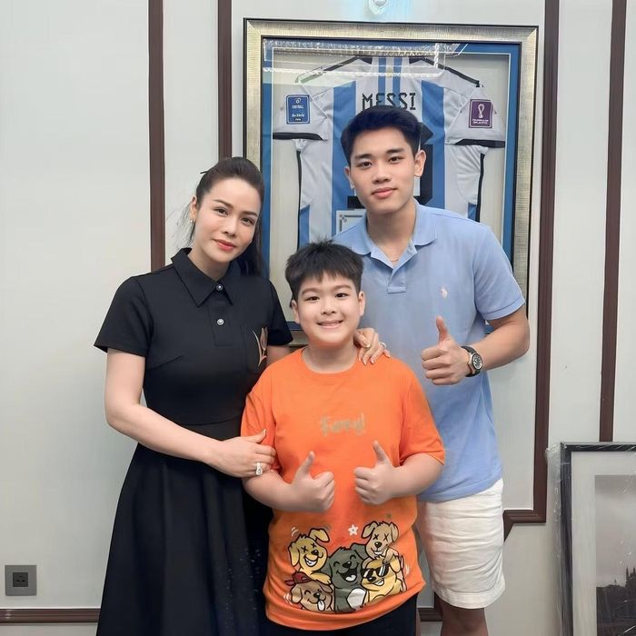 Đình Bắc chụp cùng Nhật Kim Anh và con trai của nữ ca sĩ.