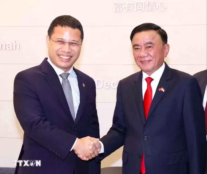Thường trực Ban Bí thư Trần Cẩm Tú và Chủ tịch Đảng Hành động Nhân dân Singapore. Ảnh: TTXVN