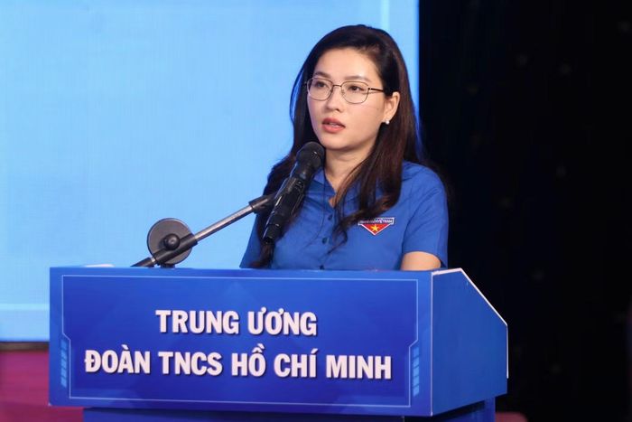 Chị Hồ Hồng Nguyên - Bí thư Trung ương Đoàn, Chủ tịch Hội đồng Đội Trung ương phát biểu tại hội nghị.