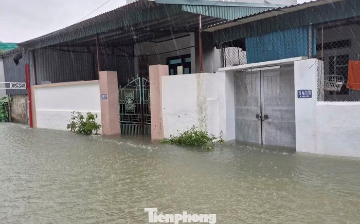 Hàng chục hộ dân bị ngập sâu sau đợt mưa lớn.
