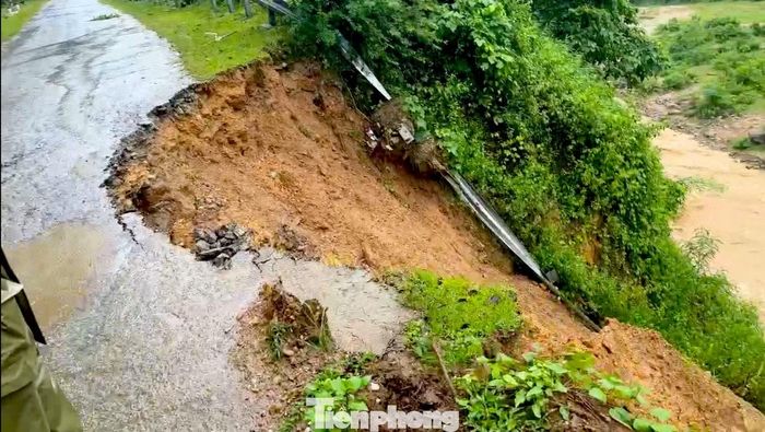 Điểm sạt lở taluy âm trên ảnh hưởng đến giao thông.
