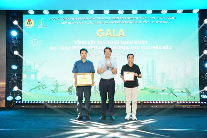 Đồng chí Nguyễn Mạnh Kha, Chủ tịch Công đoàn PETROVIETNAM trao bằng khen cho Công đoàn NSRP và PVcomBank vì đã có những thành tích xuất sắc tại Hội thao PETROVIETNAM 2026.