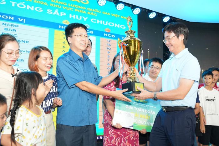 Đồng chí Nguyễn Mạnh Kha trao giải Vô địch toàn đoàn Hội thao PETROVIETNAM 2026 khu vực phía Bắc cho Công đoàn NSRP.