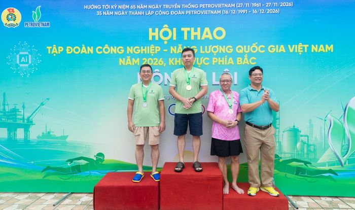 Đội bơi đơn nam Bộ máy QL&ĐH PETROVIETNAM vinh dự giành Huy chương Vàng và Huy chương Bạc nội dung 50m nam lứa tuổi từ 51 trở lên.