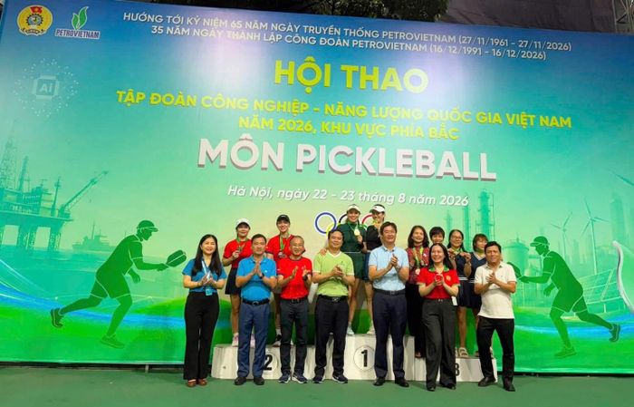 Đội Pickleball đôi nữ Bộ máy QL&ĐH PETROVIETNAM bước lên bục cao nhất với Huy chương Vàng.