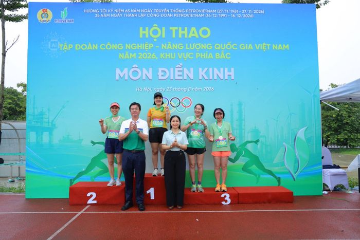 Đội điền kinh đơn nữ Bộ máy vinh dự đạt Huy chương Bạc và Huy chương Đồng.