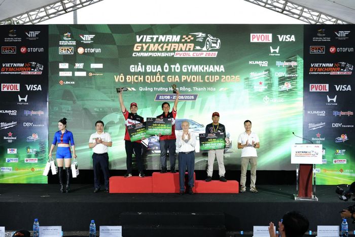 Ban Tổ chức trao giải cho các vận động viên giành thứ hạng Nhất, Nhì, Ba nội dung hạng Cầu sau/hai cầu. 