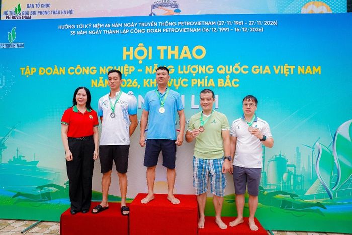VĐV Trần Quốc Anh nhận Huy chương Đồng nội dung 100m nam lứa tuổi 41-50.