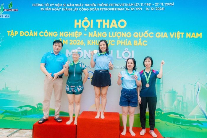 VĐV Trịnh Thị Thu Hà nhận Huy chương Đồng nội dung 50m nữ lứa tuổi 41-50.