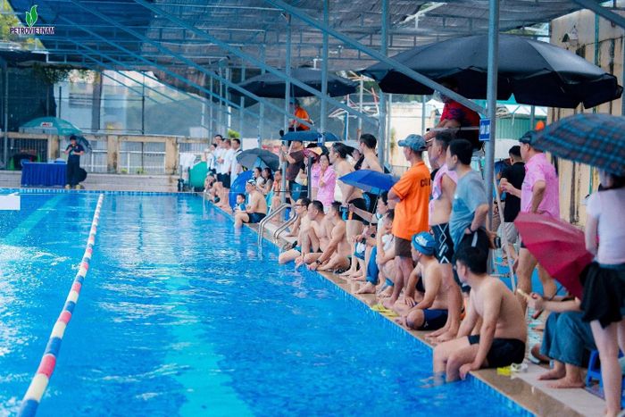 Nhiều cổ động viên không quản ngại thời tiết, đội mưa cổ vũ các VĐV thi đấu.