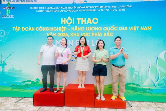 VĐV Đào Mỹ Dung nhận Huy chương Đồng nội dung 50m nữ lứa tuổi 31-40.