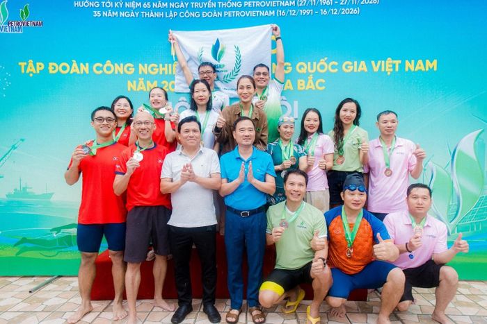 Các VĐV đội tiếp sức nam - nữ Bộ máy QL&ĐH nhận Huy chương Đồng.