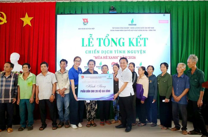 Đoàn Cơ quan Tổng công ty đã trao tặng 1 tấn phân bón NPK Phú Mỹ cho 20 hộ nông dân có hoàn cảnh khó khăn trên địa bàn xã Hòa Hiệp.