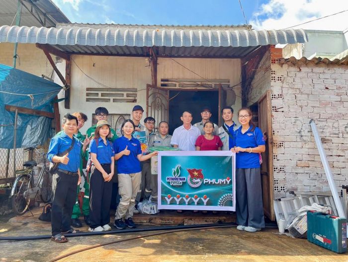 Bên cạnh việc sửa chữa hệ thống điện, đoàn còn trao tặng các hộ gia đình nhiều vật dụng thiết thực.