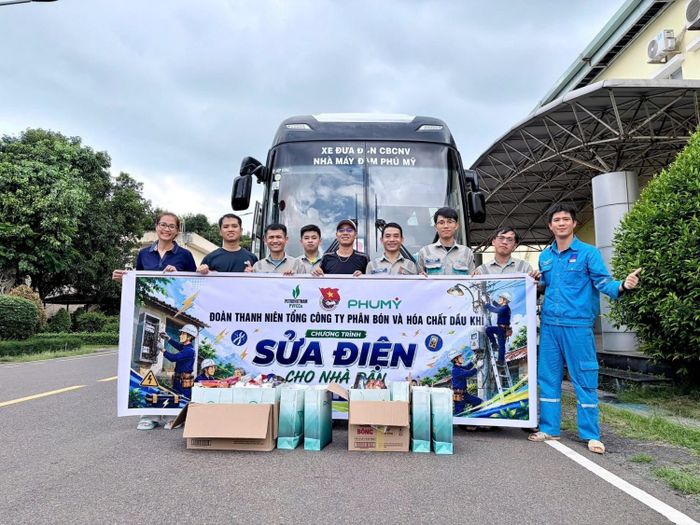 Đoàn cơ sở Nhà máy Đạm Phú Mỹ phối hợp với Xưởng Điện tổ chức chương trình sửa chữa hệ thống điện và trao tặng quà cho các hộ gia đình có hoàn cảnh khó khăn.