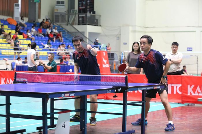 Các vận động viên tranh tài môn bóng bàn.