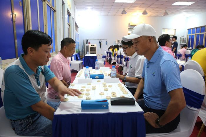 Các vận động viên tranh tài môn cờ tướng.