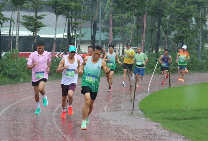 Dù thời tiết không thuận lợi, các vận động viên vẫn miệt mài thi đấu, cống hiến.