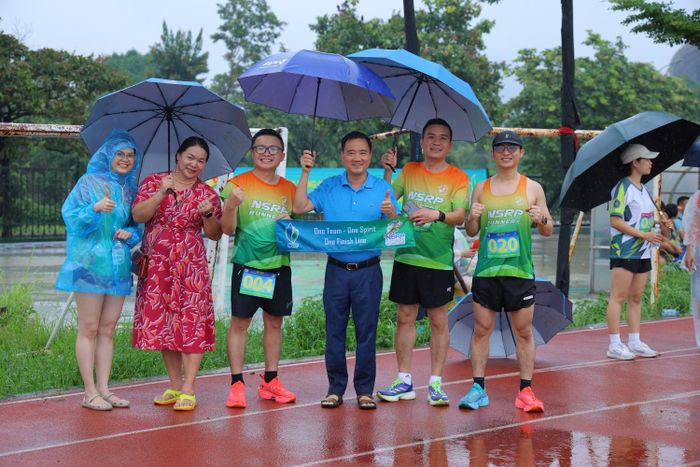 Phó Chủ tịch Công đoàn PETROVIETNAM Vũ Anh Tuấn cổ vũ cho các runner của Tập đoàn.