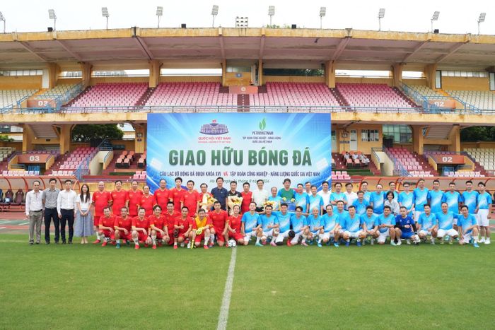 Các đại biểu, vận động viên và khán giả cổ vũ tại trận giao hữu bóng đá.