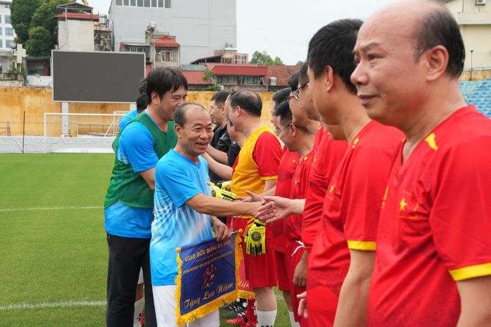 Hai đội bắt tay chào hỏi trước trận đấu.